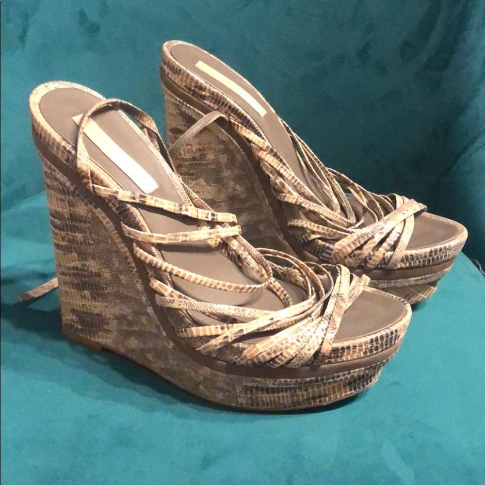 BCBG Snake Skin Heel Ties ya Ankle Size 8 Like New